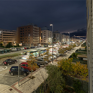 La proporci&oacute;n entre el ancho de la calle y la altura de instalaci&oacute;n de la luminaria determina las caracter&iacute;sticas &oacute;pticas necesarias para distribuir la luz de manera eficiente.
